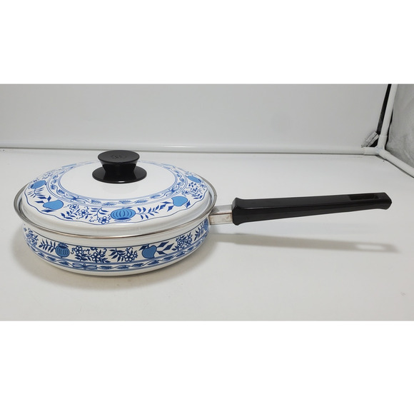 51 - WEST GERMANY VINTAGE ENAMELWARE OFTENFEST OVENPROOF 8" PAN with lid - Picture 1 of 5